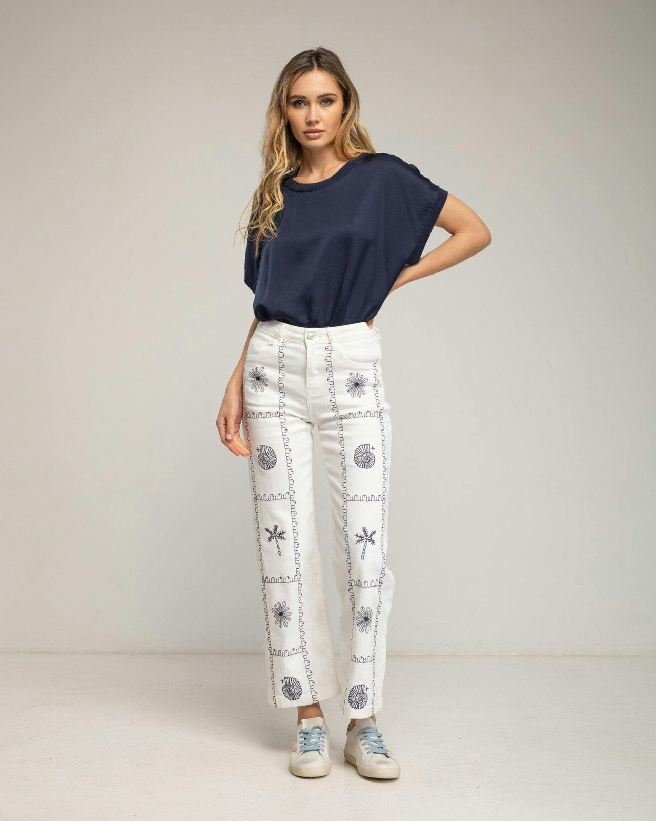 Pantalon denim corte recto con geométrico, caracoles y palmeras