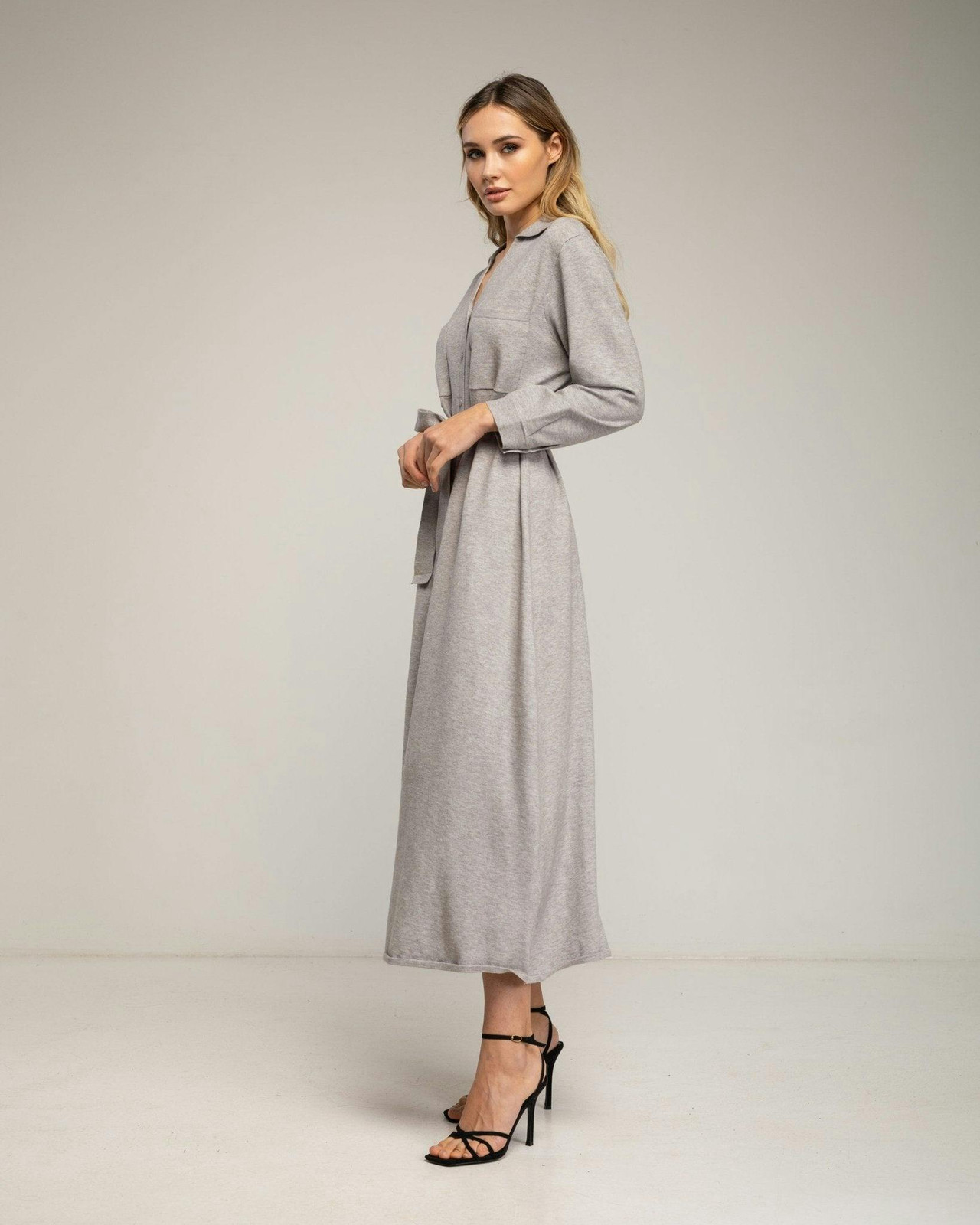 Vestido camisero de punto largo con bolsillos en el pecho y cinturon. (GREY)