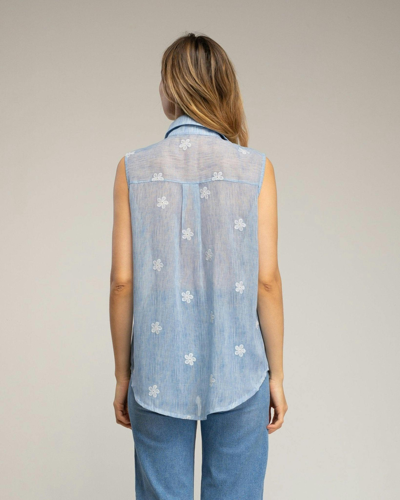 Camisa semitransparente sin mangas con flores. (BLUE)