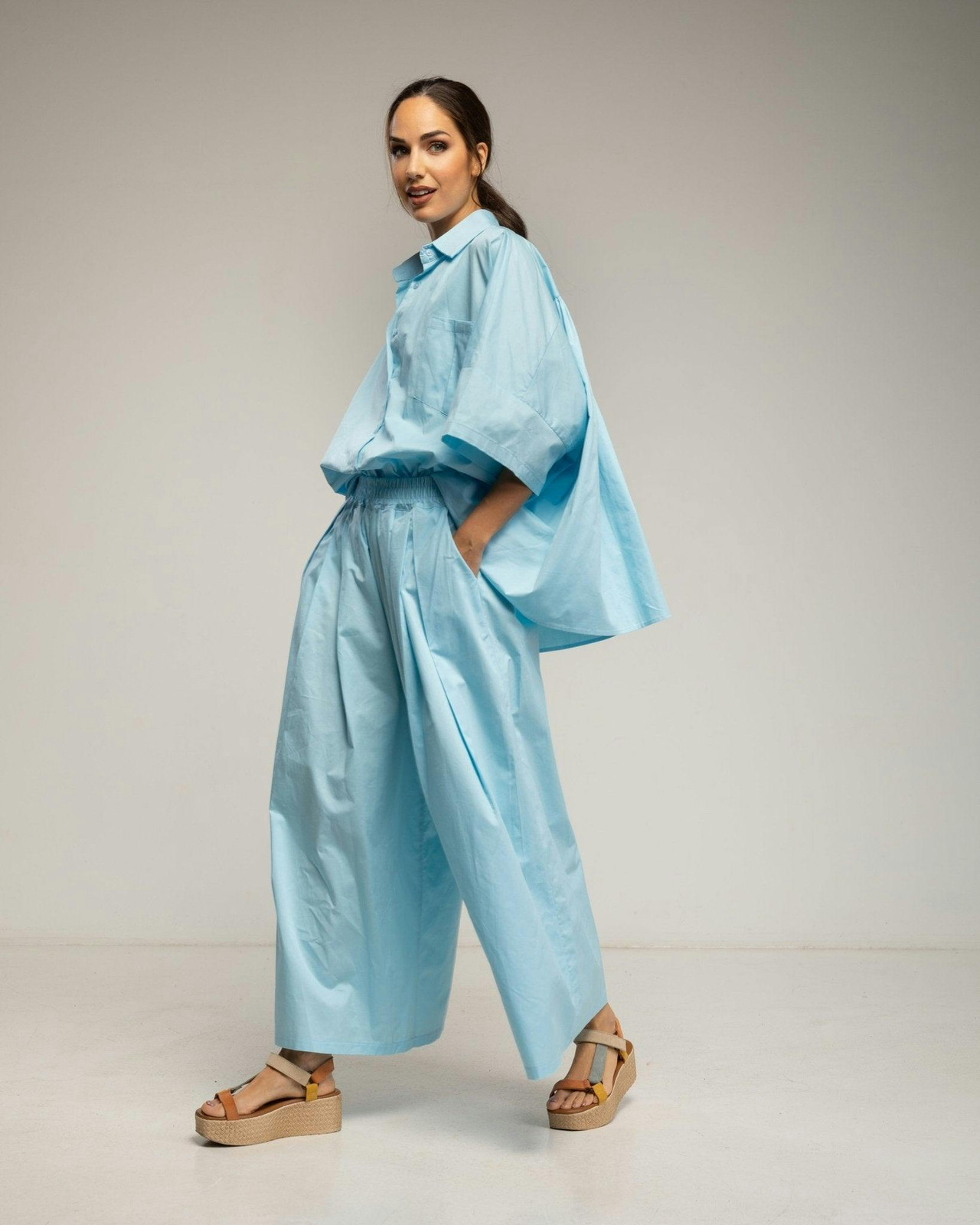 Conjunto de camisa oversize y pantalón con cintura elástica en algodón
