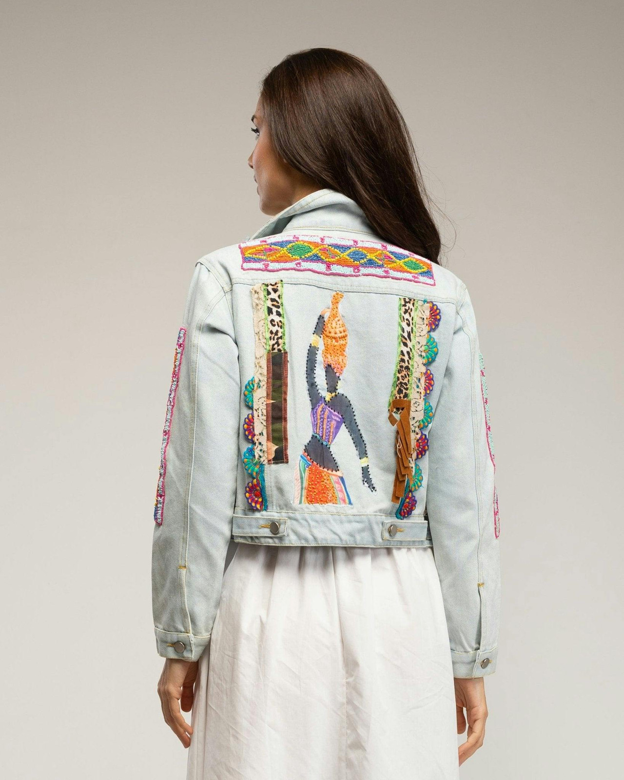 Chaqueta denim con bordado africano y lentejuelas