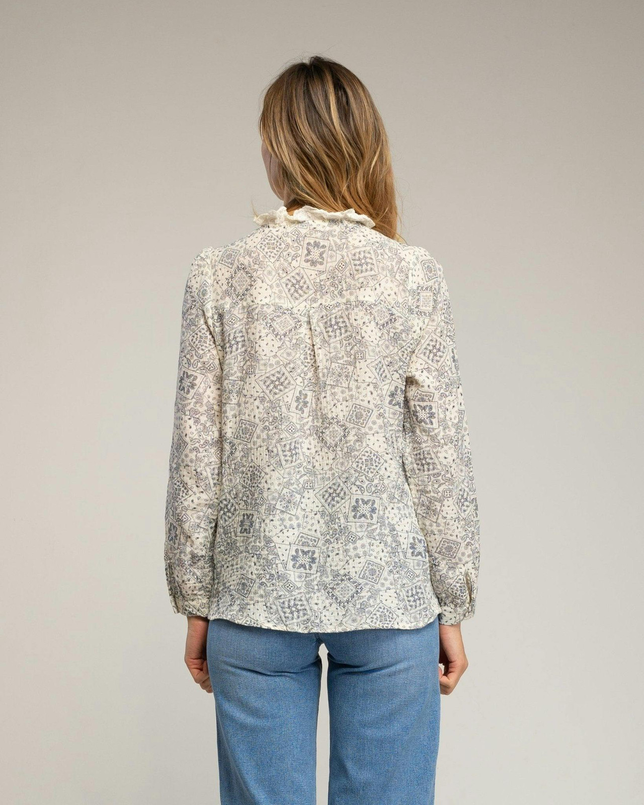 Blusa estampada con vainica en el pecho