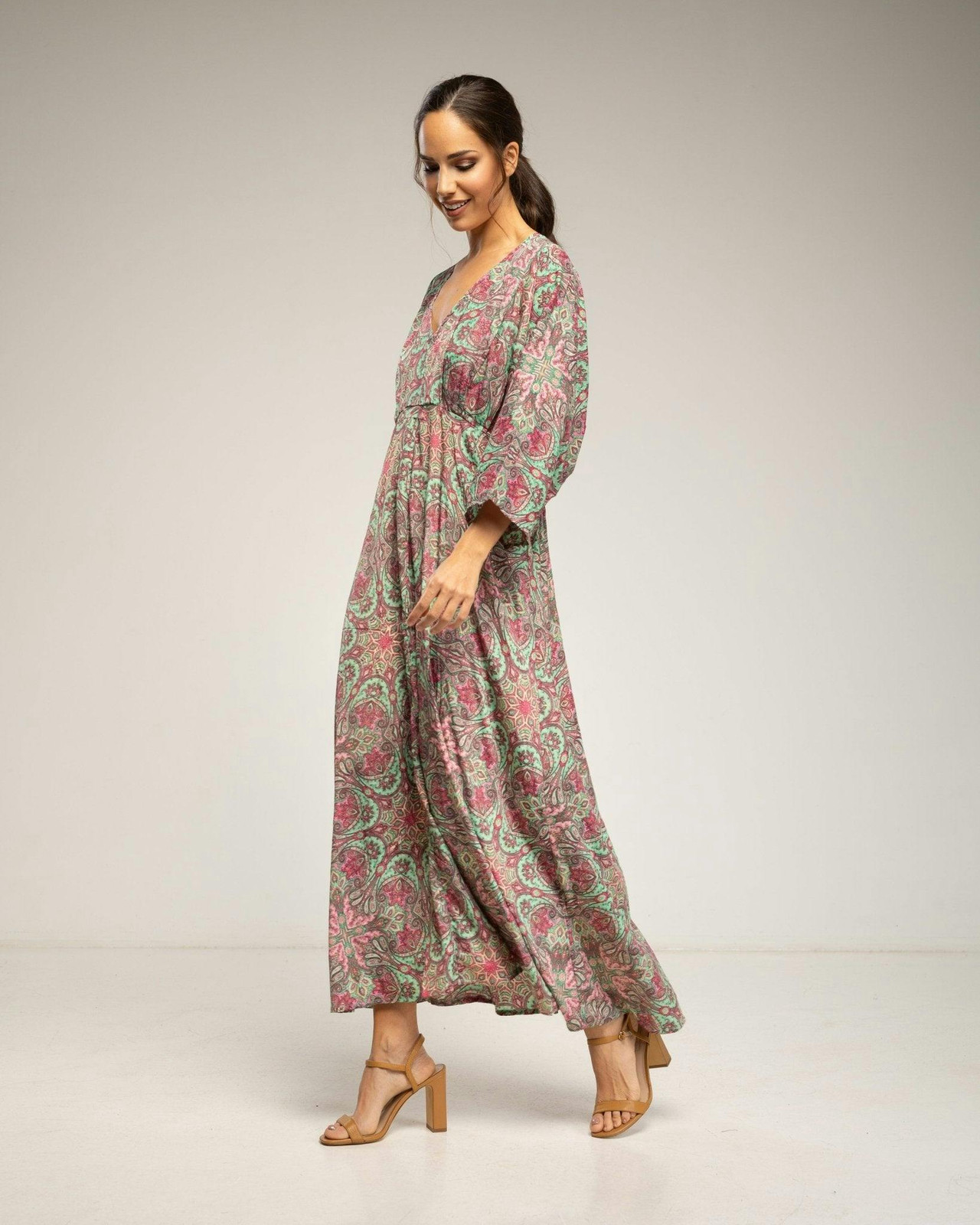 Vestido maxi estampado con escote en V y cintura elástica