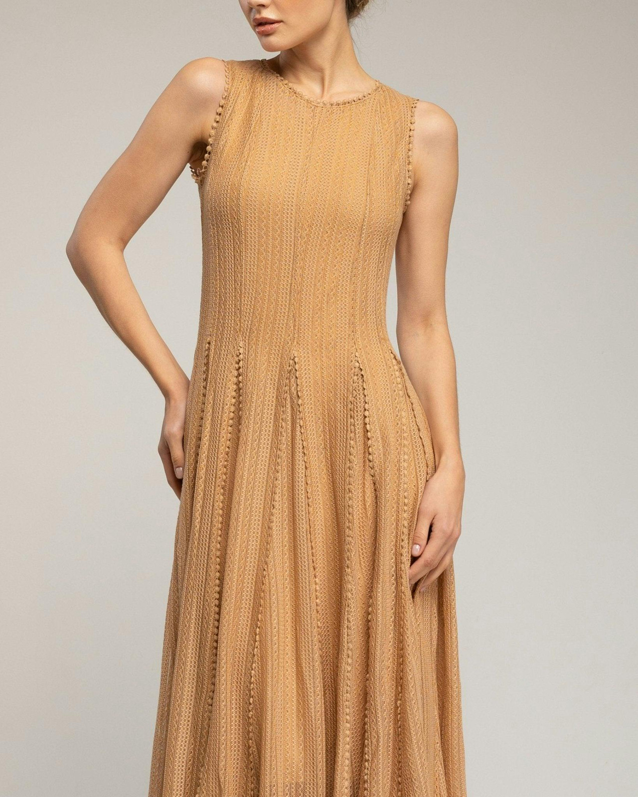 Vestido largo sin mangas de encaje con textura, falda de vuelo con pinzas. (CAMEL)