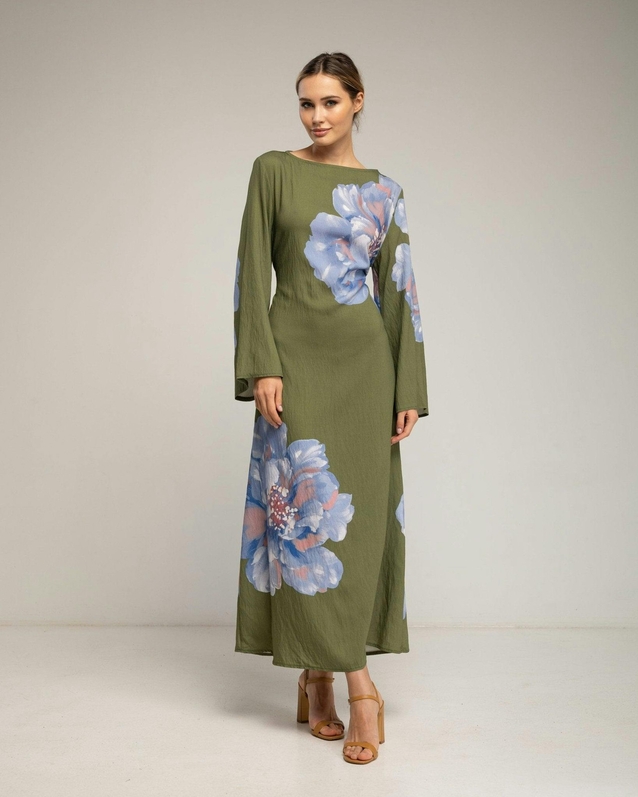 Vestido largo floral con escote cuadrado y tiras en la espalda
