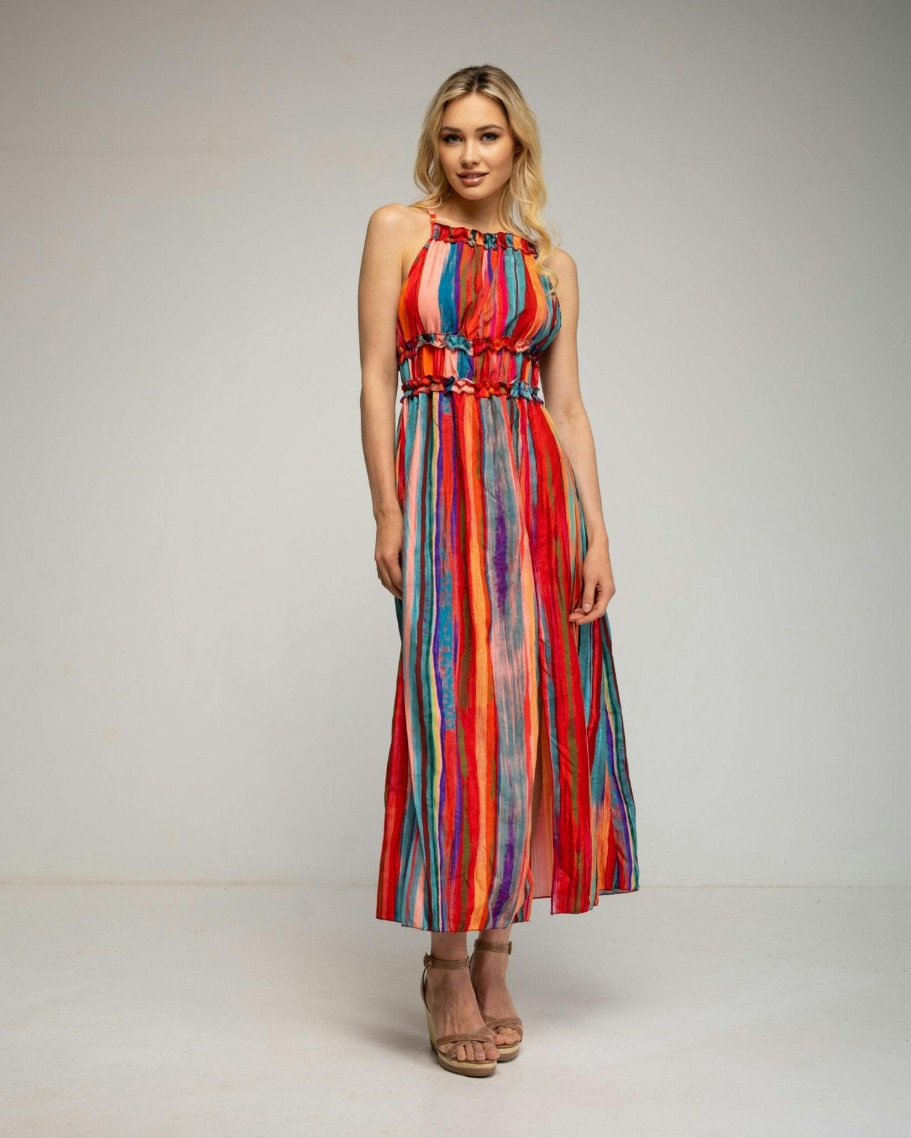 Vestido largo estampado de rayas con frunces en cuello y cintura