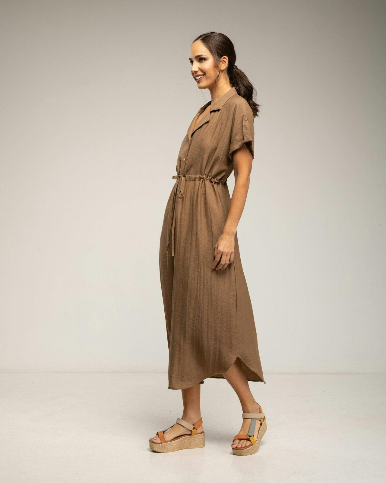 Vestido midi camisero en viscosa y lino con cintura fruncida y bolsillos