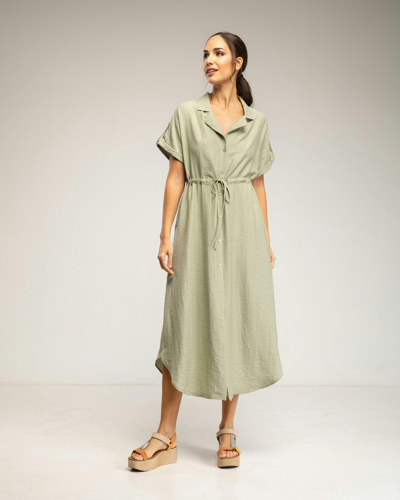 Vestido midi camisero de viscosa y lino con cintura fruncida y bolsillos