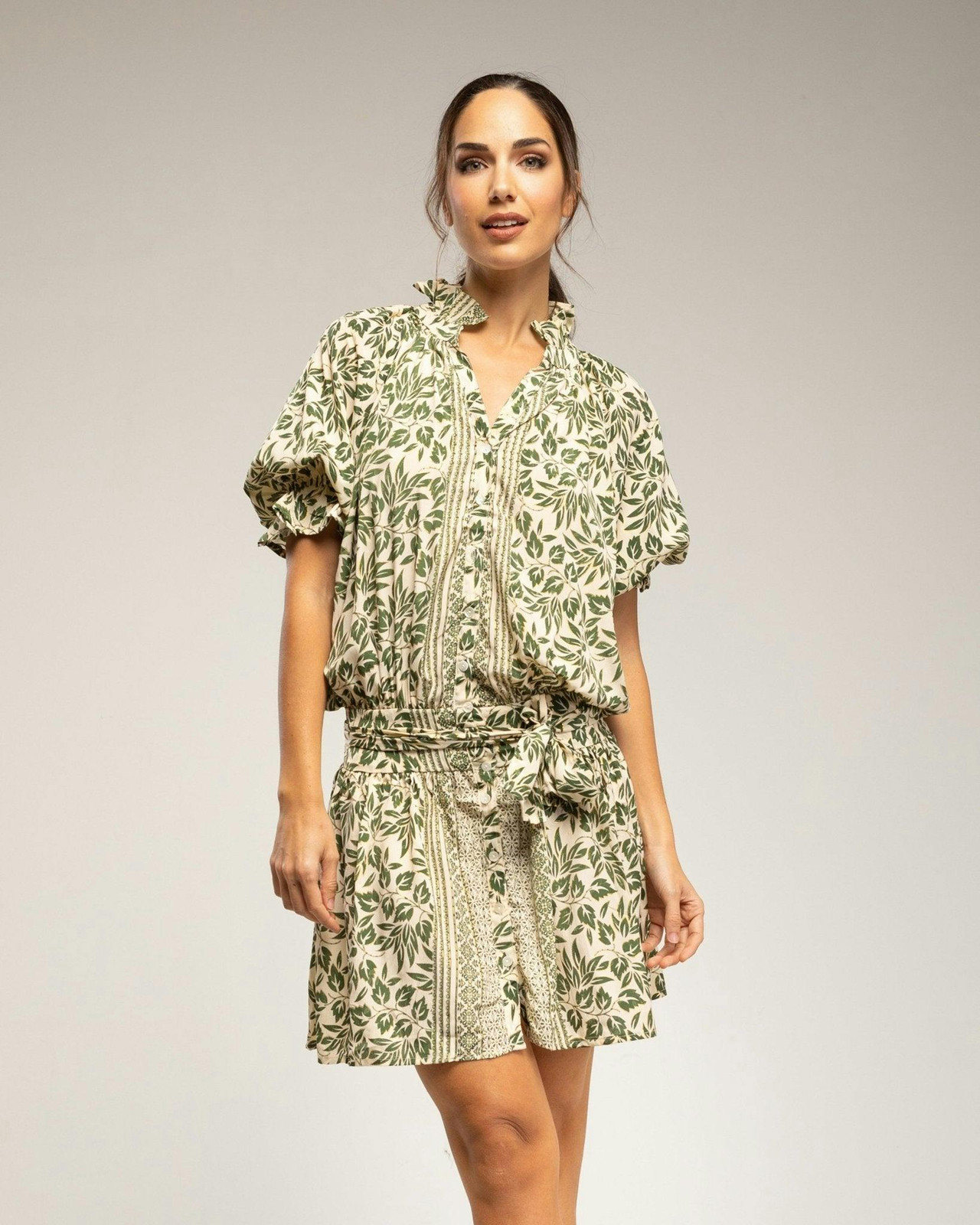 Short printed dress with mao collar and buttons
