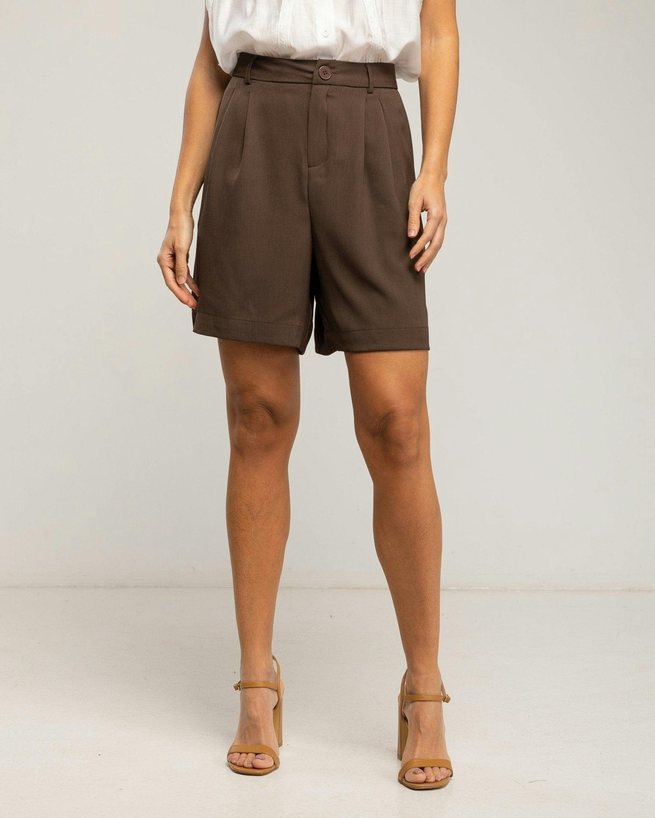 Bermudas con pinzas y cinturón en tejido ligero