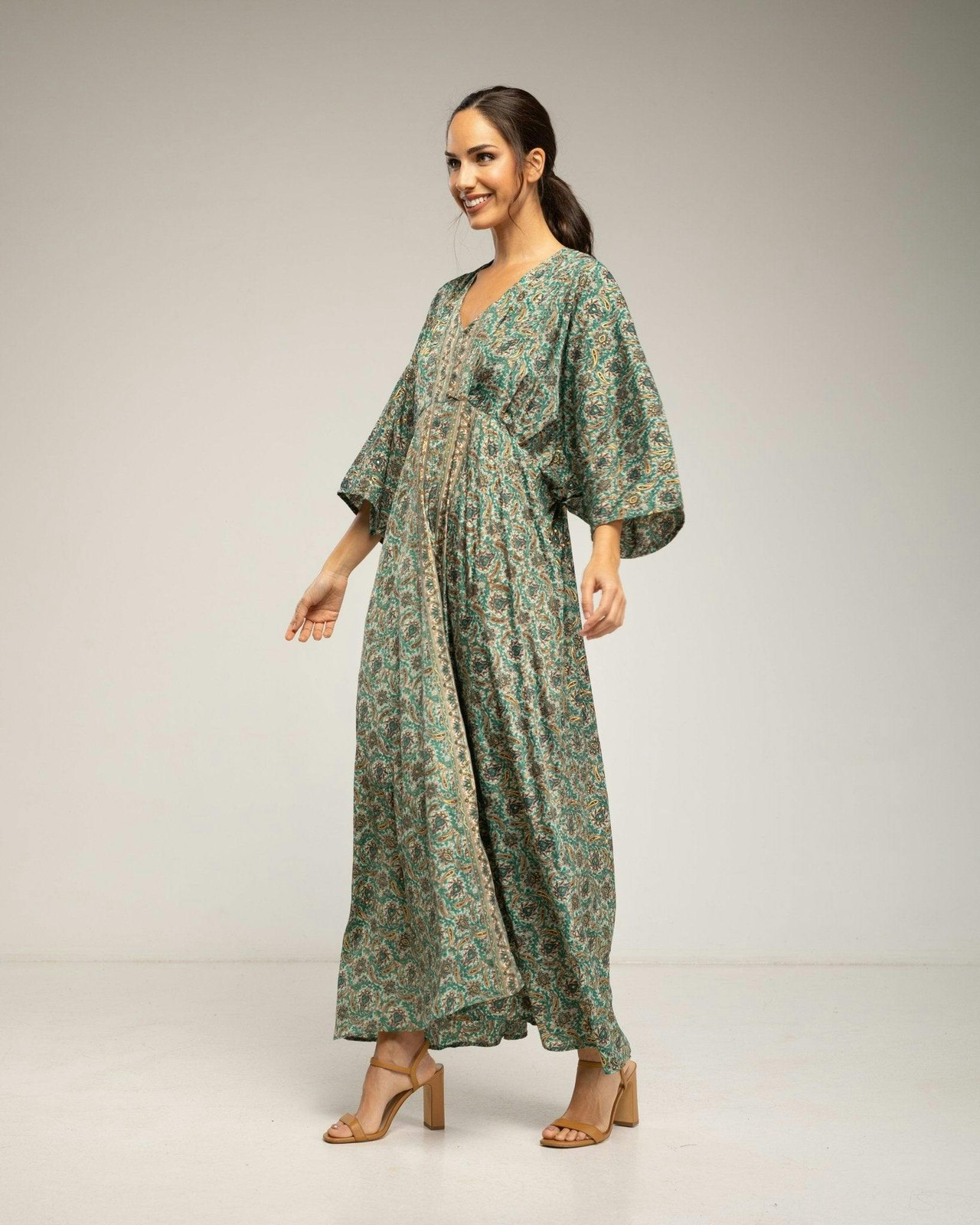 Vestido maxi estampado con escote en pico y cintura elástica