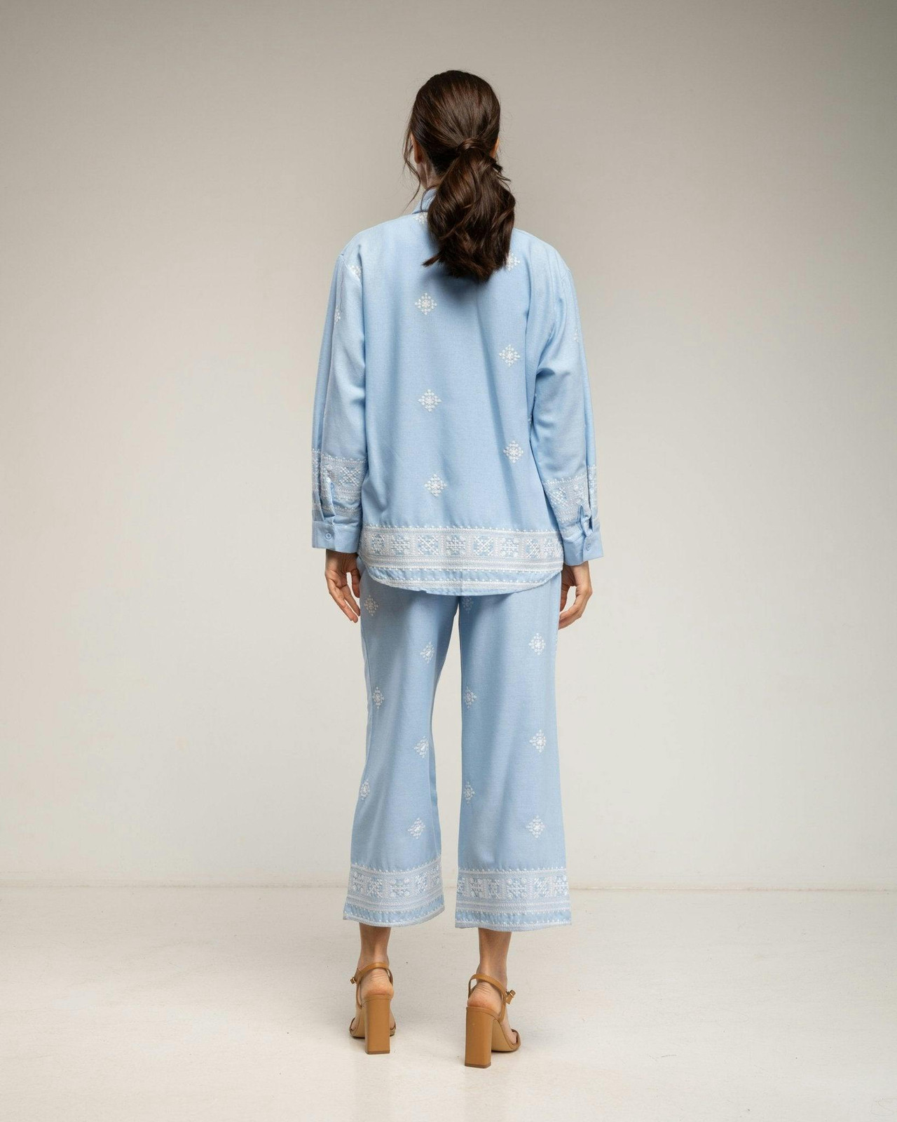 Conjunto camisa y pantalón bordados algodón y lino