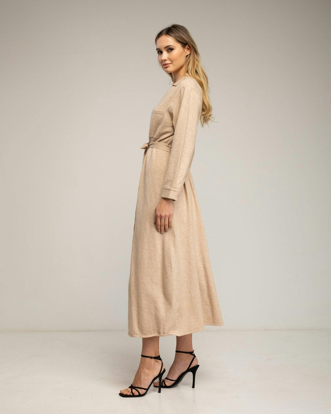 Vestido camisero de punto largo con bolsillos en el pecho y cinturon. (BEIGE)