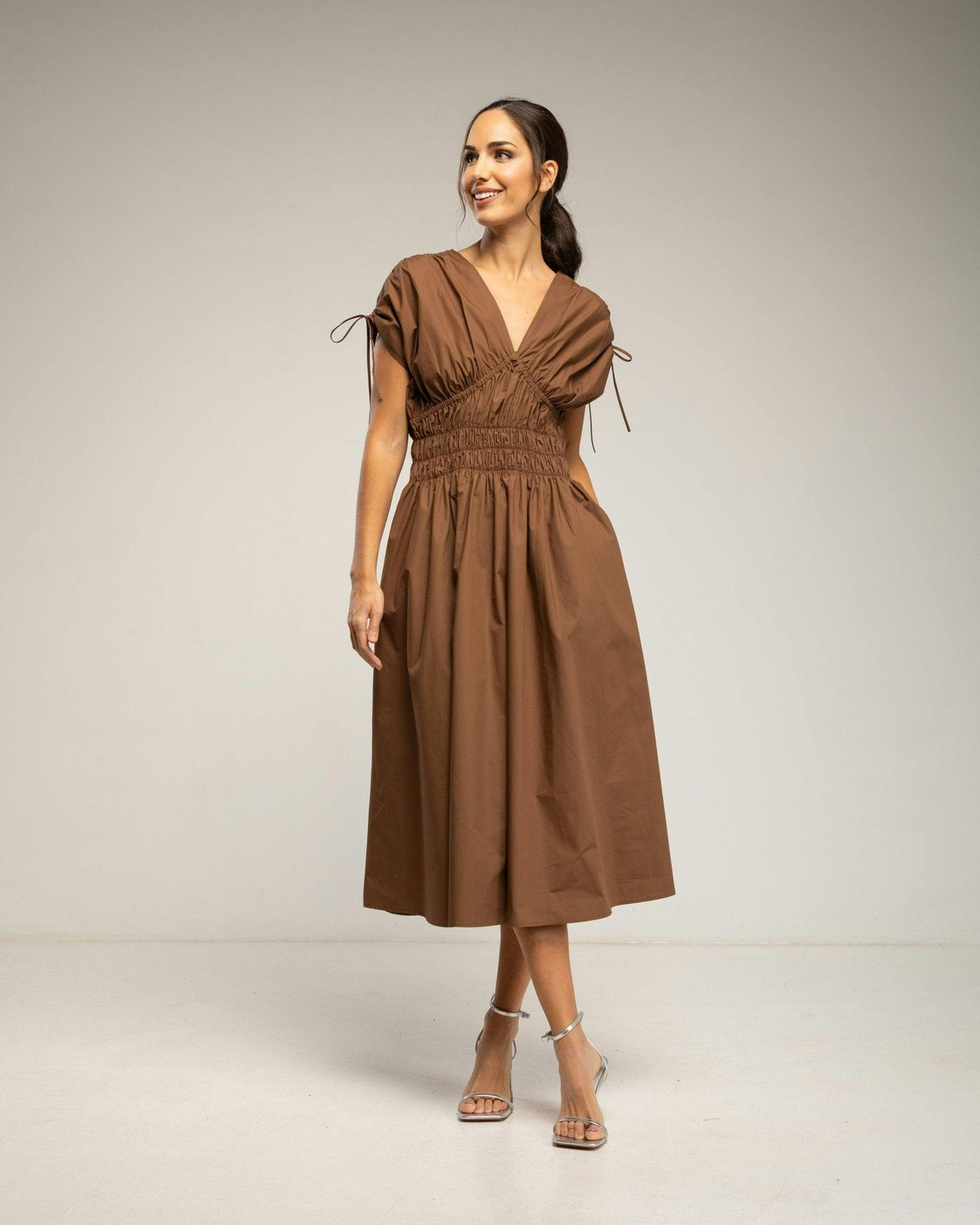 Midi dress with elastic waist and chest, ruched sleeves and pockets
