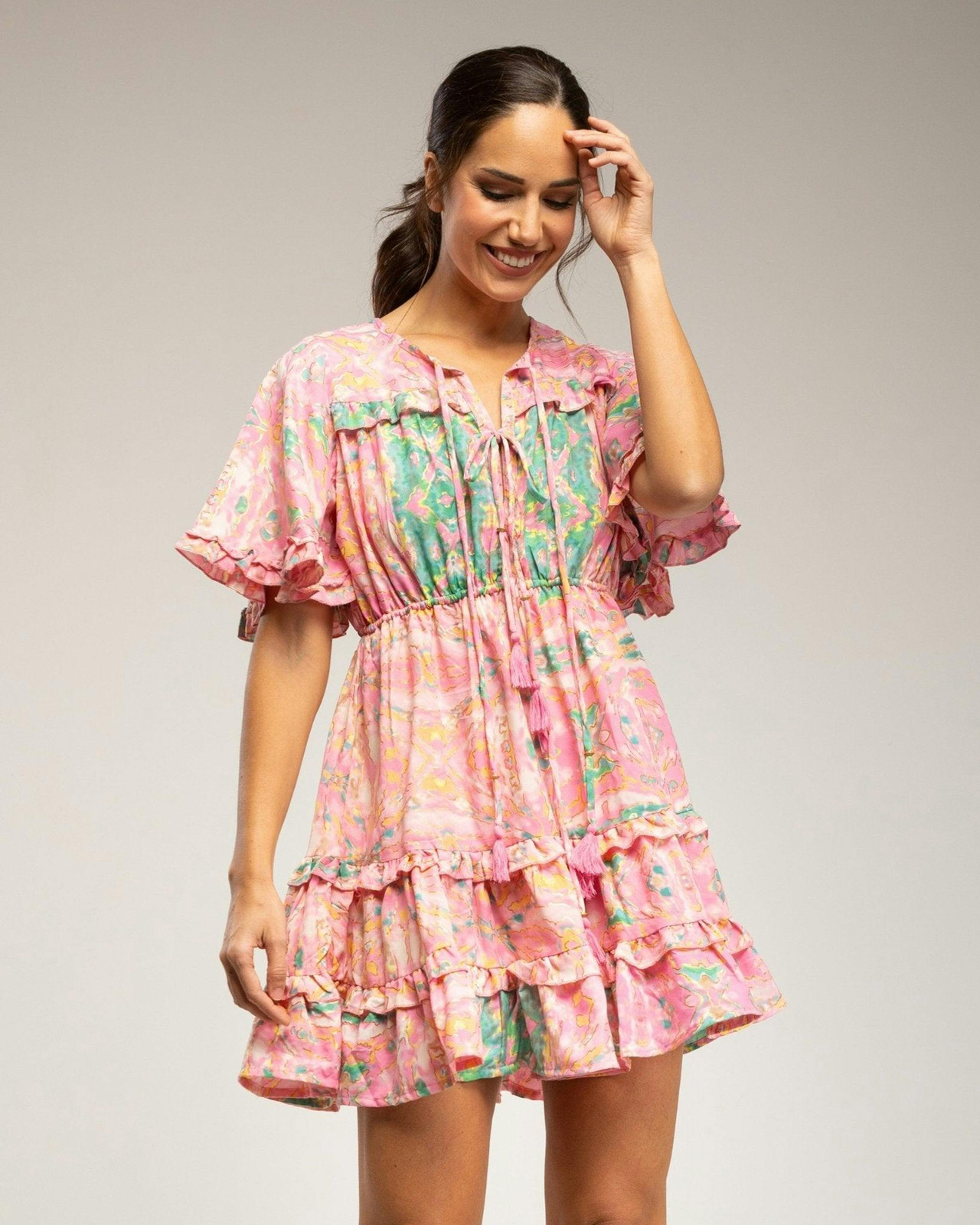 Vestido corto estampado con falda evasé y frunce en la cintura
