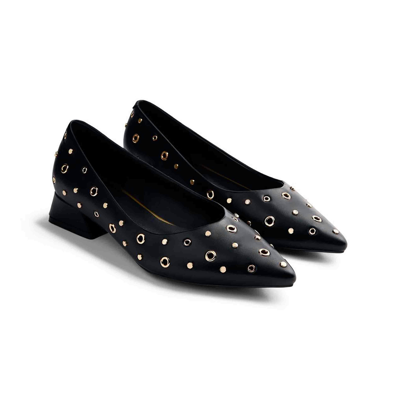 Zapatos planos con punta afilada y detalles de tachuelas