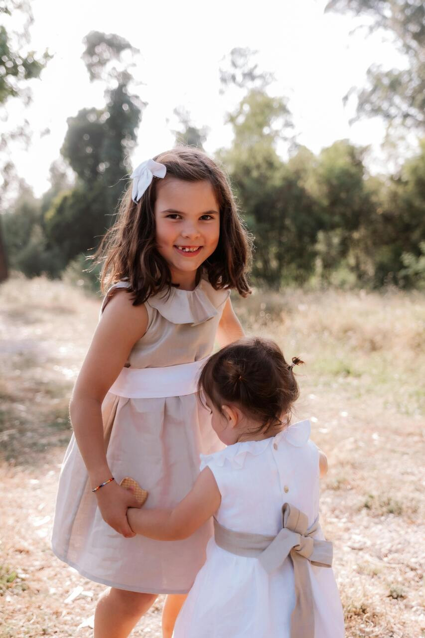 Vestido infantil de lino con cuello de volantes