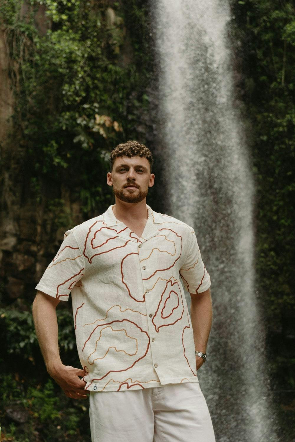 Camisa de lino con detalle rojo