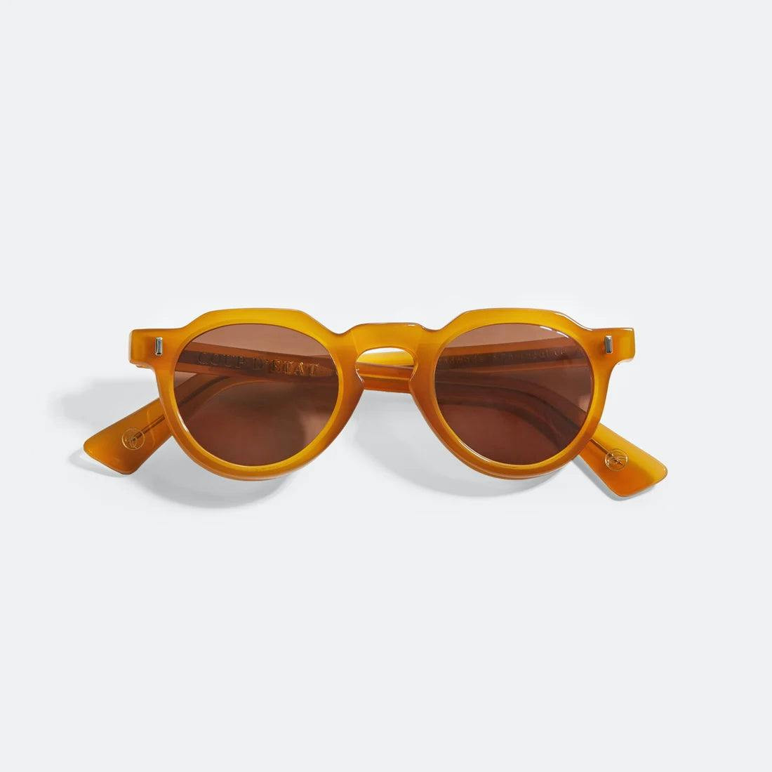 Gafas Cid en acetato ámbar translúcido con lentes oscuras
