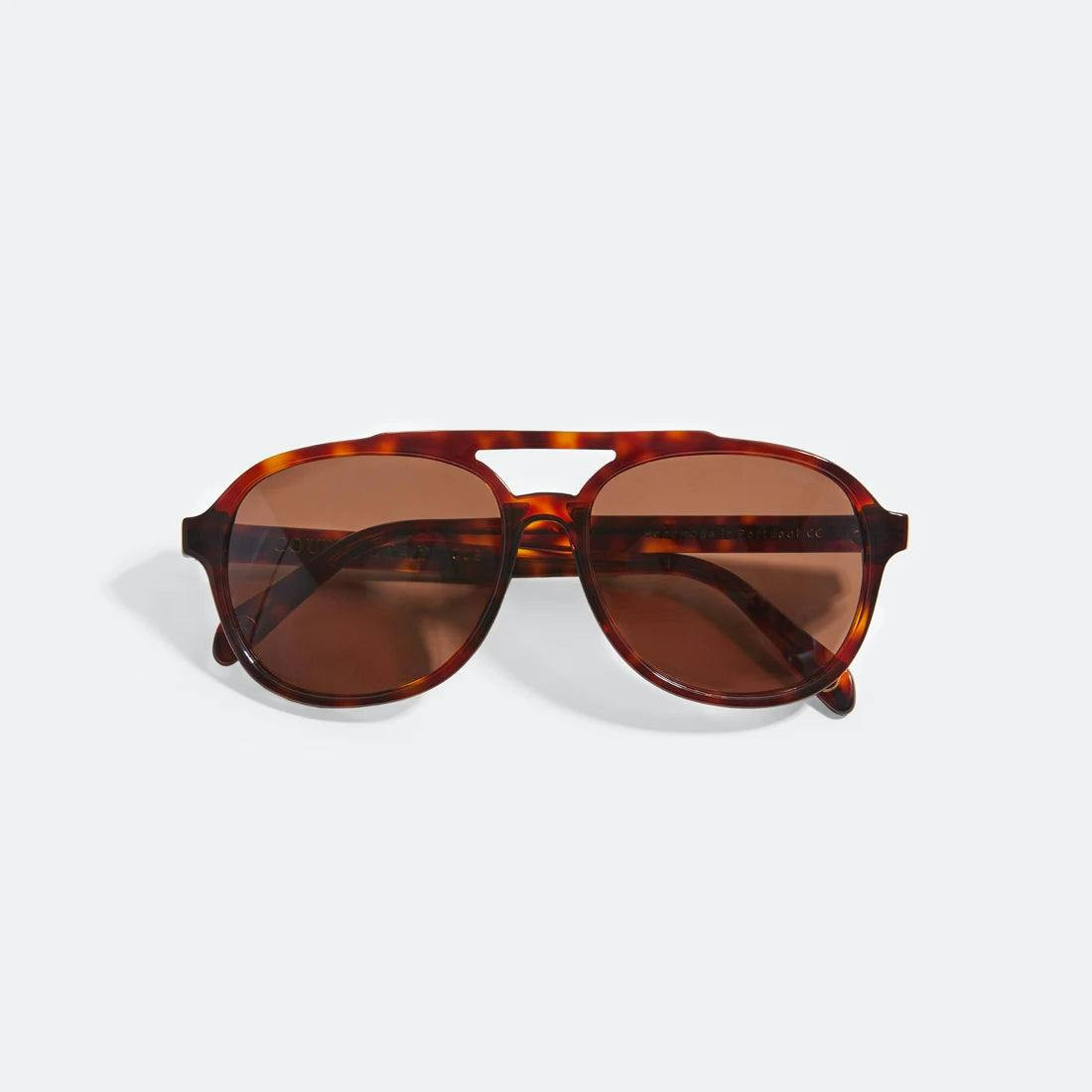 Gafas de sol arquitectónicas en acetato con montura blanco opaco y lentes oscuras