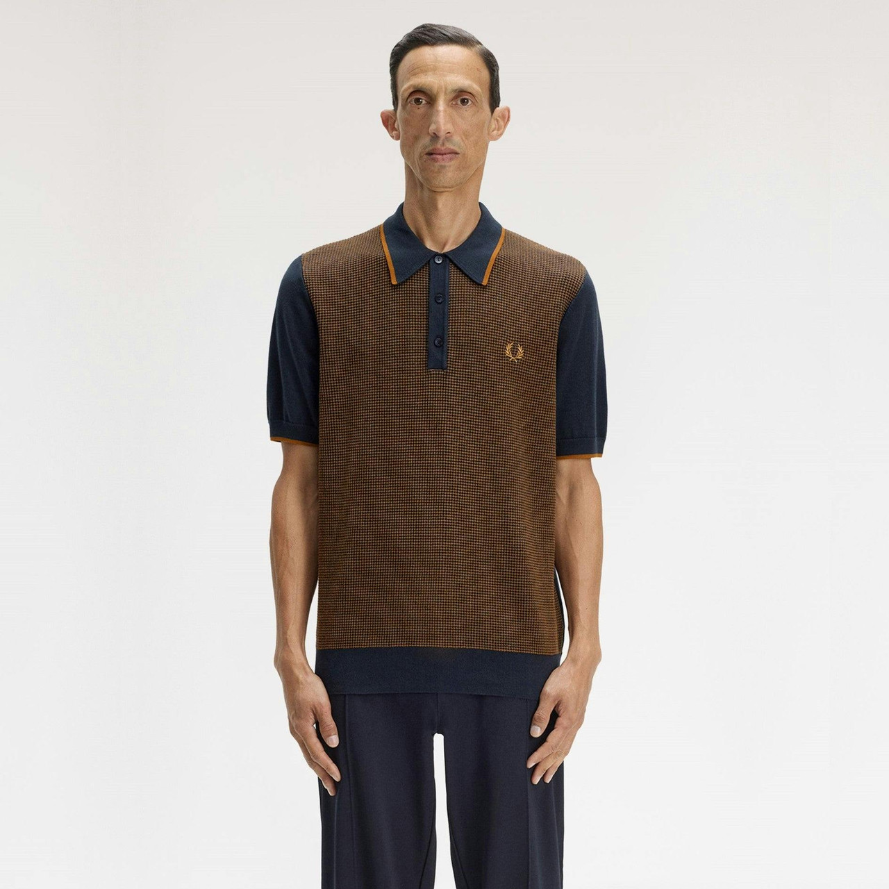 Polo de punto con textura en rombos y cuello puntiagudo