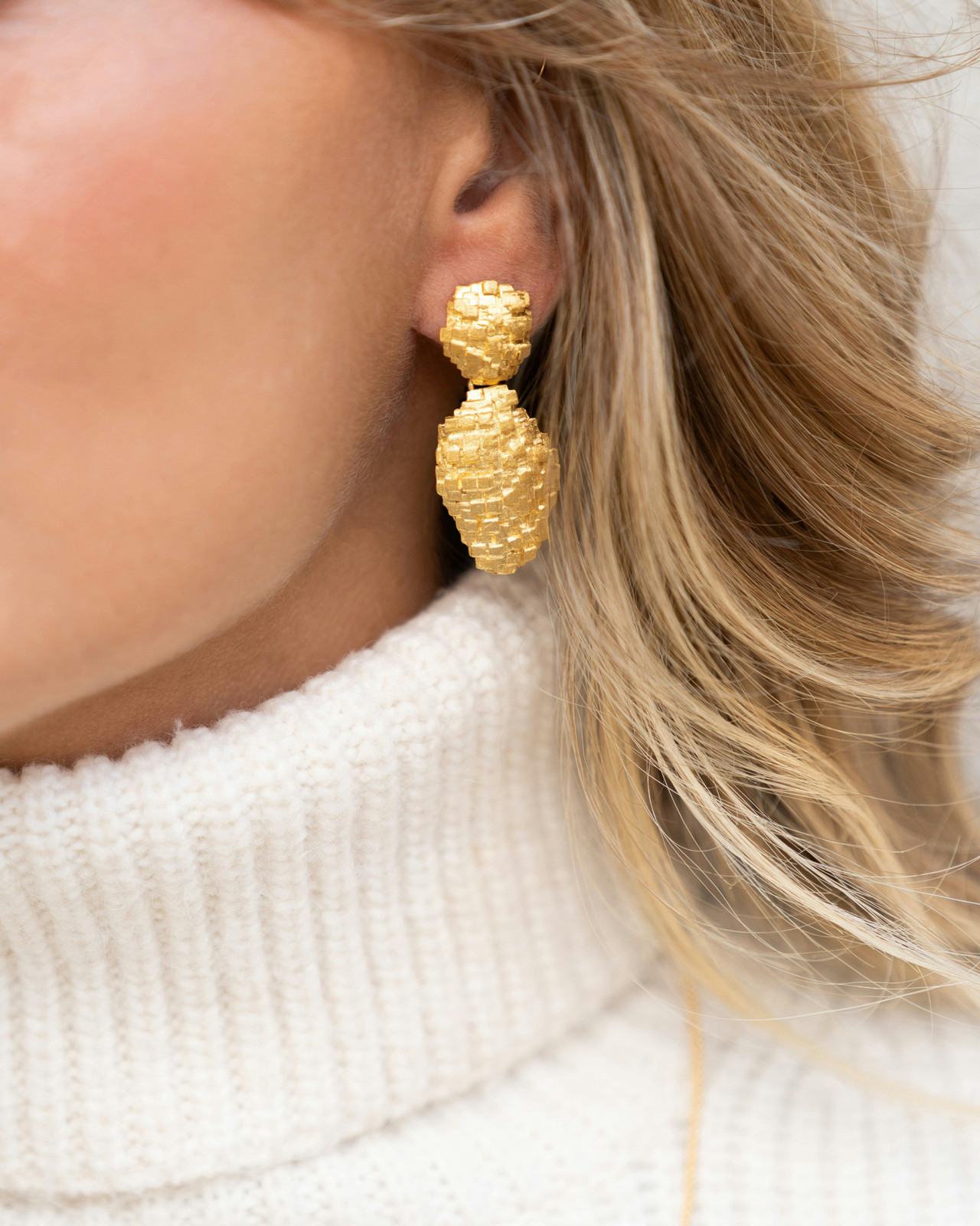 Pendientes tridimensionales en plata 925 con baño de oro de 18K