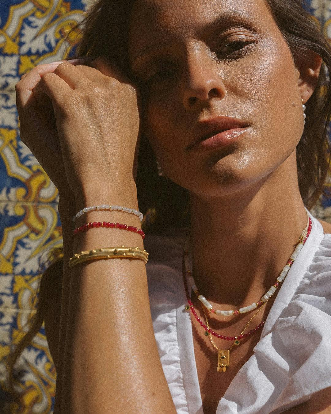 Collar ajustable en cordón de algodón con piedras y baño de oro