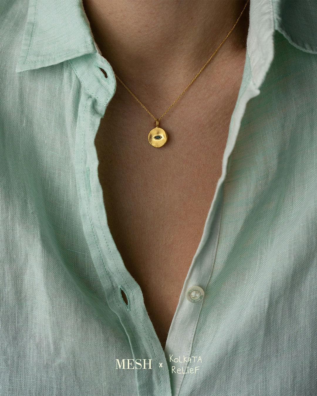 Collar con colgante redondo irregular y circonitas en plata 925 con baño de oro 18K