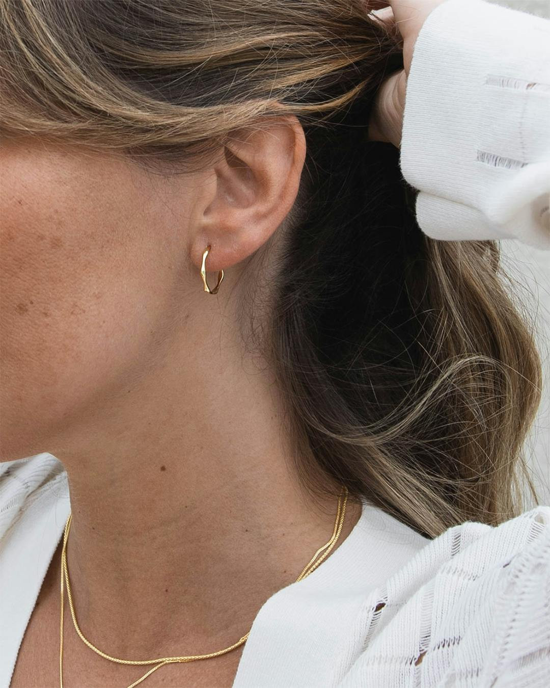 Pendientes de aro irregulares en plata 925 con baño de oro 18K