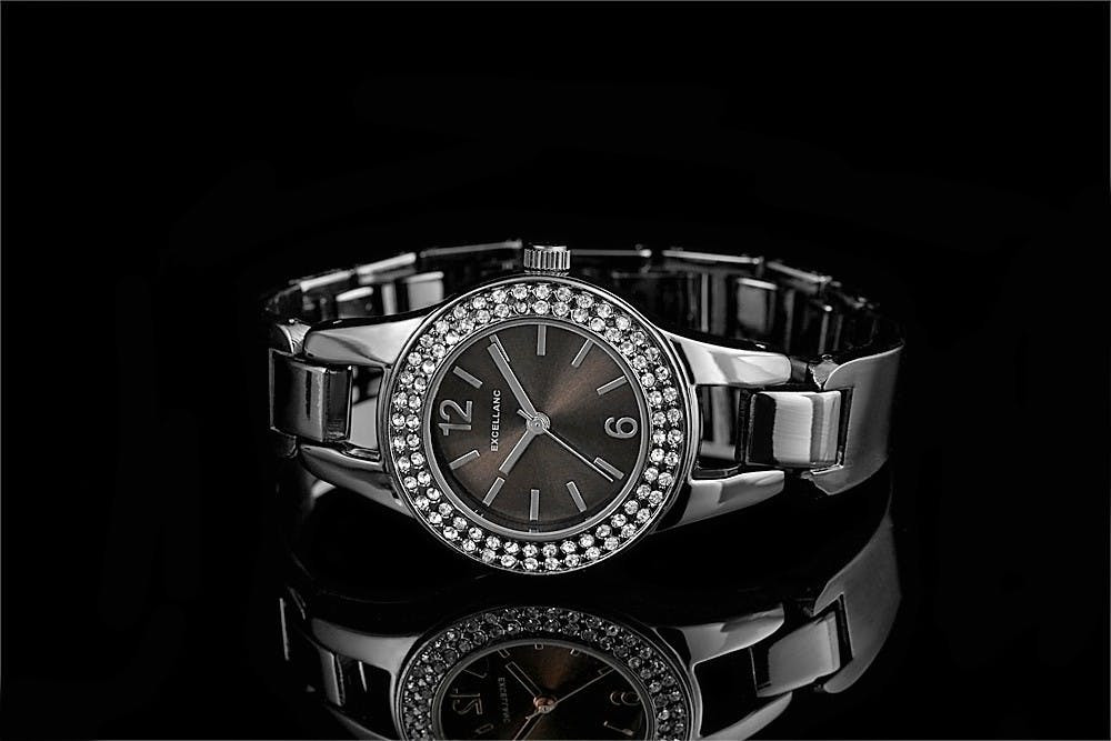 Reloj analógico para mujer con pulsera metálica y detalles de cristal