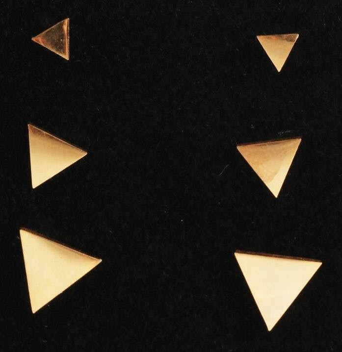 Conjunto de pendientes triangulares en acero inoxidable dorado