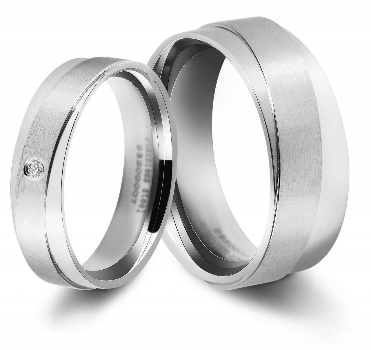 Women's stainless steel ring with simulated stone