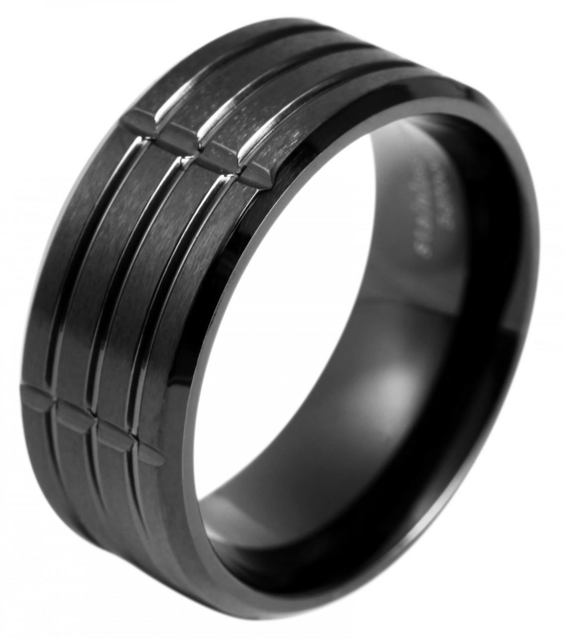 Anillo masculino negro de acero inoxidable con acabado mate y grabados