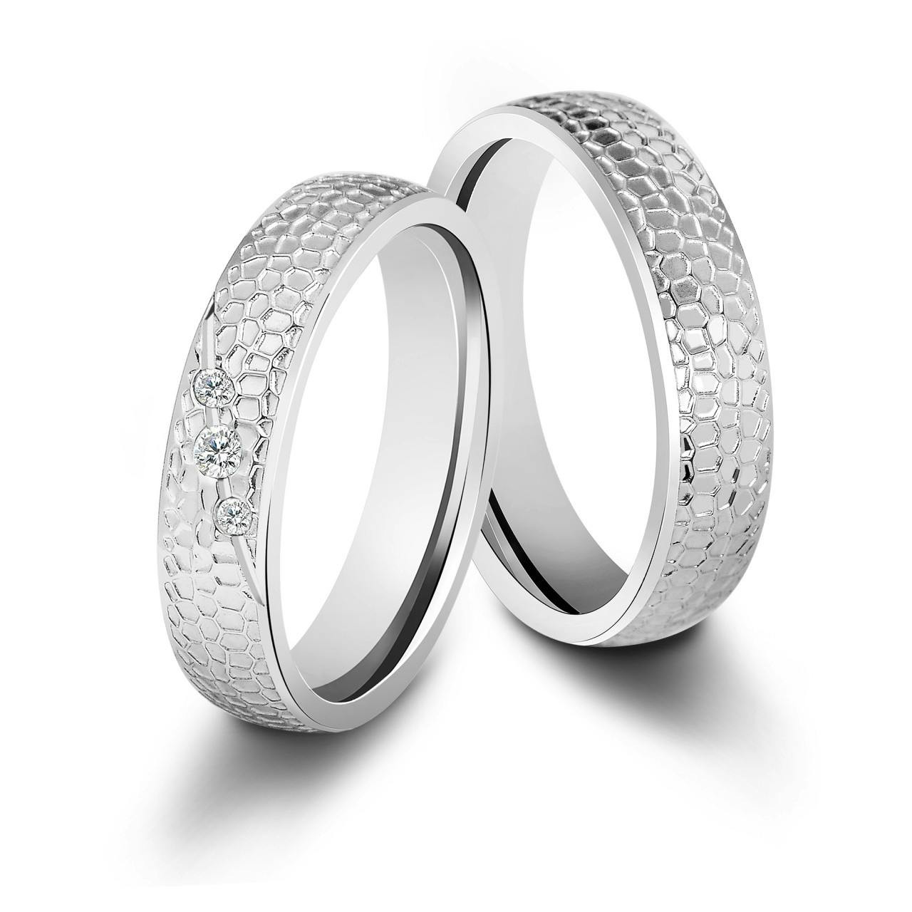 Anillo femenino de acero inoxidable con piedras diagonales y acabado mate