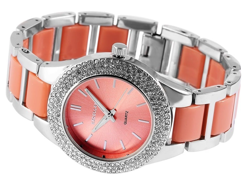 Reloj de pulsera con brazalete metálico y detalles de cristal