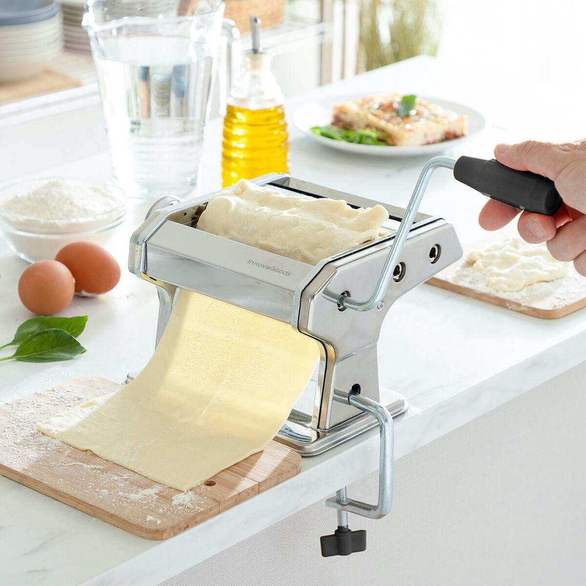 Manual pasta maker with 3 rollers and 8 thickness settings