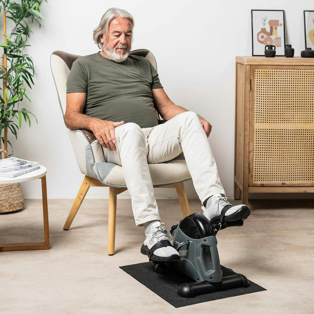 Static pedal for arms and legs with non-slip mat