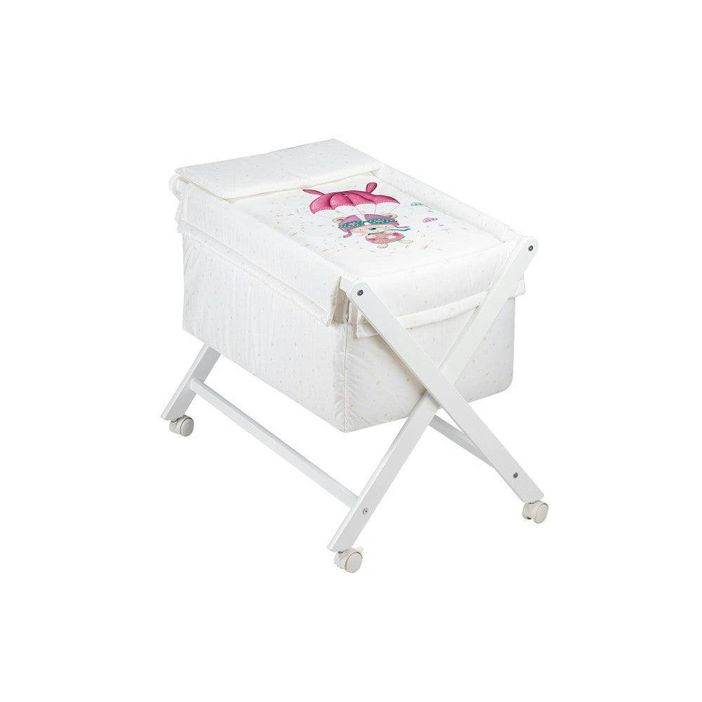 Cuna de haya blanca con colchón y ropa de cama rosa