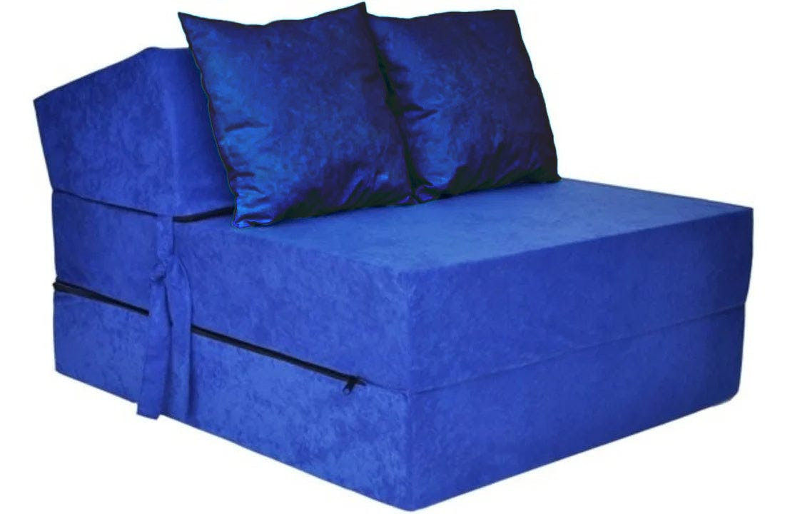 Colchón plegable azul para campamento con almohadas