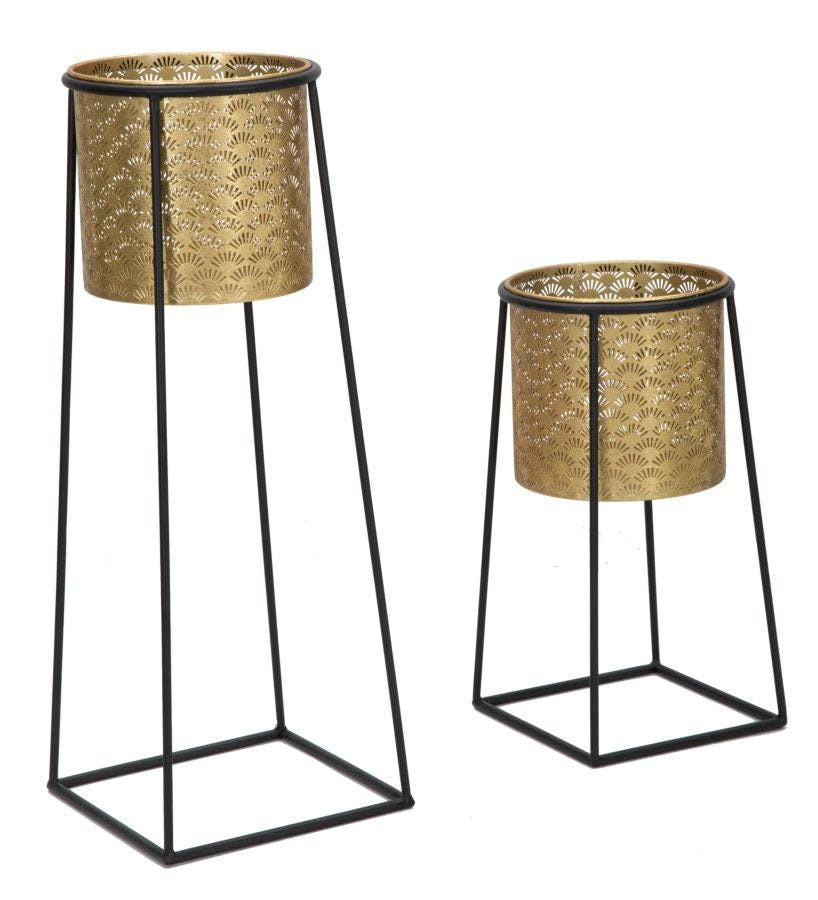 Jarra decorativa de metal dorado con motivos geométricos