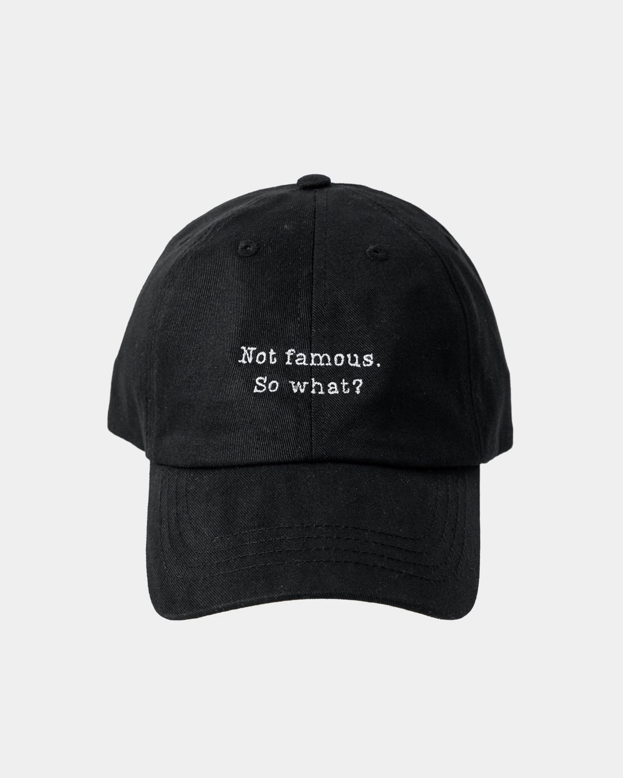 Gorra con bordado "Not famous So what" sarga 100% algodón orgánico Negro