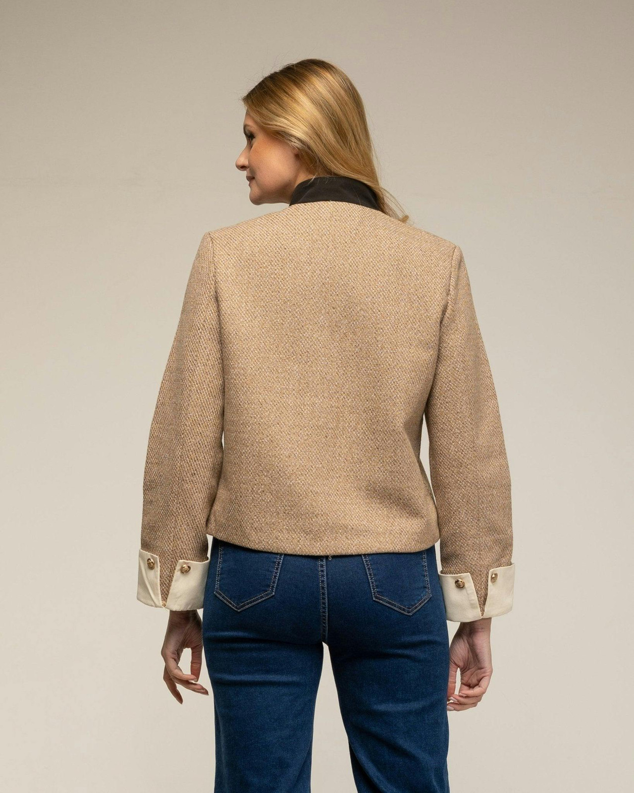 Chaqueta con bolsillos frontales, botones dorados y cuello mao