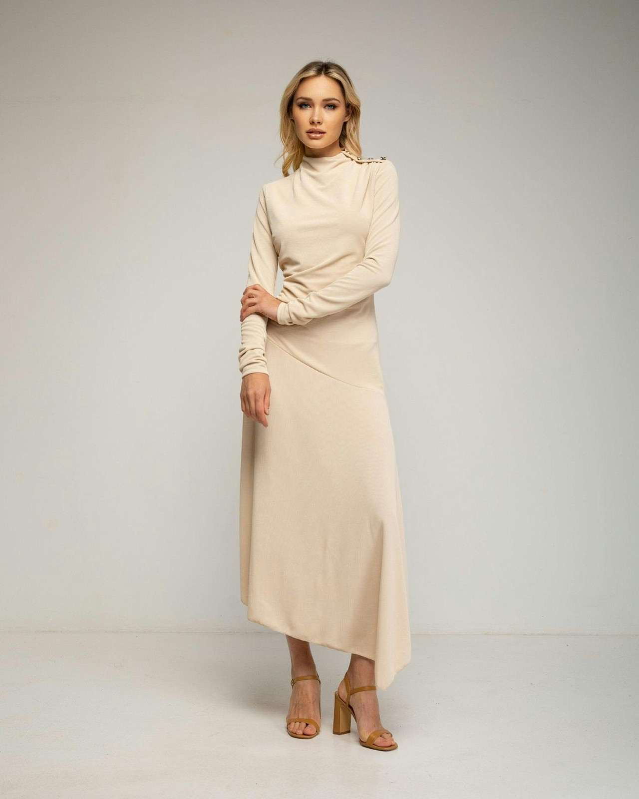 Vestido midi de manga larga con frunce lateral y falda asimétrica