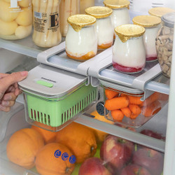 <div>A <b>InnovaGoods</b> vai ser o seu melhor aliado para cozinhar de modo simples e divertido, oferecendo-lhe as melhores novidades para a sua cozinha, como <b>Recipiente para Conservar Alimentos Prefo InnovaGoods </b>! Descubra uma vasta gama de produtos de qualidade, que se destacam pela funcionalidade, eficácia e inovação, em termos do seu design!<br /><p>Um original e completo recipiente para conservar alimentos, apto para frigorífico e congelador, para os manter frescos e em bom estado durante mais tempo. O desenho original, multifuncional e multiposição é muito versátil e adaptável a diversas utilizações e espaços. Tem uma tampa com válvula e rebordo de silicone para um fecho hermético e antiderrames, ainda que a válvula possa ser aberta para a circulação do ar. Inclui um cesto de drenagem amovível com orifícios de ventilação e filtração que favorece a circulação do ar no interior, para melhor conservação, que também pode ser utilizado para lavar e escorrer os alimentos. Também inclui um suporte com guia para que possa ser pendurado facilmente no frigorífico, amovível para uma utilização opcional. Este recipiente multiusos prolonga a vida e a frescura dos alimentos e é apto para todo o tipo de alimentos, ainda que tenha sido especialmente pensado para alimentos frescos de pequeno tamanho, como tomate-cereja, cenouras baby, agriões, rúcula, milho, framboesas, arandos, uvas, etc. Ideal para organizar e manter o frigorífico em ordem, aproveitando ao máximo o espaço disponível. Secundariamente, pode ser utilizado como lancheira para transportar os alimentos. Para a sua limpeza, deve ser lavado à mão, dado que não é apto para a máquina. Não é apto para micro-ondas.</p>
<br /><ul>
<li>Material: <ul>
<li>PP</li>
<li>PS</li>
<li>Silicone</li>
<li>Livre de BPA</li>
</ul>
</li>
<li>Cor: <ul>
<li>Cinzento</li>
<li>Verde</li>
<li>Transparente</li>
</ul>
</li>
<li>Design original: Inovador e funcional</li>
<li>Tipo: Multifunção</li>
<li>Multiuso: Diversas utilizações e espaços</li>
<li>Versátil e adaptável: Múltiplas posições</li>
<li>Tampa com válvula: <ul>
<li>Fecho hermético com borda de silicone</li>
<li>Anti-pingos e anti-vazamento</li>
</ul>
</li>
<li>Cesto de drenagem: <ul>
<li>Coador de cozinha</li>
<li>Orifícios de ventilação, visibilidade e filtragem</li>
<li>Favorece a circulação do ar</li>
</ul>
</li>
<li>Suporte com guia para pendurar: <ul>
<li>Utilização opcional</li>
<li>Fácil de colocar e de remover</li>
</ul>
</li>
<li>Arrumação e poupança de espaço: Máximo aproveitamento do espaço</li>
<li>Utilização principal: Prolonga a conservação dos alimentos</li>
<li>Utilização secundária: Transporte de alimentos</li>
<li>Conservação de alimentos: Aptos para carnes, peixes, carnes frias, vegetais, etc.</li>
<li>Recipiente: <ul>
<li>Aptos para o frigorífico e congelador</li>
<li>Não adequado para microondas</li>
</ul>
</li>
<li>Desmontável: Fácil limpeza</li>
<li>Não indicado para máquinas de lavar louça: Lavar à mão</li>
<li>Fácil de utilizar: Utilização cómoda e simples</li>
<li>Leve e maleável: Fácil de transportar e de guardar</li>
<li>Medidas aprox.: 18,2 x 11,5 x 10 cm</li>
<li>Embalagem em 24 idiomas: inglês, francês, espanhol, alemão, italiano, português, holandês, polaco, húngaro, romeno, dinamarquês, sueco, finlandês, lituano, norueguês, esloveno, grego, checo, búlgaro, croata, eslovaco, estónio, russo, letão</li>
</ul>
</div><div></div>