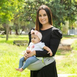 <div>Se é fascinado pelo mundo dos gadgets, a <b>InnovaGoods</b> oferece-lhe as melhores e mais originais novidades em termos de lar, carros, viagens, crianças, tecnologia, entretenimento, etc.! Descubra uma vasta gama de produtos de qualidade, que se destacam pela funcionalidade, eficácia e inovação, em termos do seu design, como <b>Porta-bebés Adaptável com Bolsos Seccaby InnovaGoods </b>!<br /><br /><p>Este <b>porta-bebés adaptável com 2 bolsos</b> é incrivelmente cómodo e seguro, graças ao seu design ergonómico. O cinto dispõe de um fecho duplo com velcro e fivela e não só é resistente como antiderrapante. Permite 3 posições, consoante a idade (0-3 anos), e suporta um máximo de 20 kg.</p>
<p>Um <b>porta-bebés ajustável</b> com cinto de algodão almofadado e respirável e assento amovível em PP expandido. O cinto adapta-se ao corpo (Ø100 cm) e permite manter uma postura ótima.</p>
<ul>
<li>
<b>Ergonómico e confortável</b>: o nosso porta-bebés adaptável tem um design inovador e ergonómico, concebido para garantir o conforto da criança e do adulto que o transporta, na medida em que permite transportar o bebé durante muito tempo sem sobrecarregar os braços e as costas. Acresce que a sua inclinação proporciona um apoio adequado, para que o bebé mantenha uma postura sempre adequada e confortável.</li>
<li>
<b>Resistente, almofadado e antiderrapante</b>: este porta-bebés é muito resistente e duradouro. O cinto de algodão acolchoado é respirável, antiderrapante e ajusta-se perfeitamente ao corpo. Já o assento em polipropileno expandido é muito leve, com espaço suficiente para a criança e uma zona de apoio antiderrapante.</li>
<li>
<b>Estabilidade, segurança e 2 bolsos</b>: este porta-bebés com assento oferece uma fixação firme e uma grande estabilidade para transportar o seu bebé com a máxima segurança. O cinto tem um fecho de velcro e uma correia elástica com fivela de reforço para um ajuste perfeito. Já os seus 2 bolsos são muito úteis para guardar as chaves, o telemóvel, lenços, etc. Diâmetro máximo da cintura: 100 cm.</li>
<li>
<b>Adaptável e com várias posições</b>: o nosso porta-bebés permite colocar a criança em 3 posições correspondentes a cada etapa de crescimento, em função da sua idade: 0-3 meses / 3-12 meses / 12-36 meses. Adequado para crianças dos 0 aos 3 anos e dos 3,5 aos 20 kg.</li>
<li>
<b>Fácil limpeza</b>: este porta-bebés tem um fecho para retirar a estrutura do assento e facilitar a limpeza do cinto, que pode ser lavado à mão ou na máquina de lavar.</li>
</ul>
<br /><br /><ul>
<li>Material: <ul>
<li>Algodão</li>
<li>Polipropileno</li>
</ul>
</li>
<li>Cor: <ul>
<li>Cinzento</li>
<li>Verde</li>
</ul>
</li>
<li>Tipo: Porta-bebés</li>
<li>Design moderno e ergonómico: Inovador e funcional</li>
<li>Acolchoado: Cómodo e confortável</li>
<li>Inclui: 2 Bolsa</li>
<li>Ajustável: Apoio estável</li>
<li>Características: Fecho com velcro</li>
<li>Cintura Ø: 100 cm máx.</li>
<li>Faixa de fixação elástica: Com fivela</li>
<li>Antideslizante: Não sai do lugar</li>
<li>Propriedades: Transpirável</li>
<li>Resistente e duradouro: Materiais de qualidade</li>
<li>Máxima estabilidade: Utilização cómoda, simples e segura</li>
<li>Fronha com fecho éclair amovível e lavável: Fácil limpeza</li>
<li>Adequada para a máquina de lavar: Sim</li>
<li>Idade recomendada: 0-3 Anos</li>
<li>Peso máx. suportado: 20 kg</li>
<li>3 Posições: <ul>
<li>0-3 Meses</li>
<li>3-12 Meses</li>
<li>12-36 Meses</li>
</ul>
</li>
<li>Medidas aprox.: 122 x 20 x 16 cm</li>
</ul>
<br /><br />Embalagem e manual em 24 idiomas: inglês, francês, espanhol, alemão, italiano, português, holandês, polaco, húngaro, romeno, dinamarquês, sueco, finlandês, lituano, norueguês, esloveno, grego, checo, búlgaro, croata, eslovaco, estónio, russo, letão.</div><div></div>
