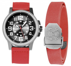 Relógio analógico Excellanc de 3 ponteiros com movimento de quartzo. Caixa metálica com vidro mineral e fundo em aço inoxidável. Bracelete de náilon com fecho de fivela. Ponteiros com Superluminova e segundo vermelho. Diâmetro da caixa: 47 mm; altura: 12,5 mm. Inclui cinto coordenado.