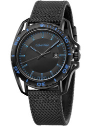 Relógio minimalista em borracha com caixa e bracelete pretas. Marca: Calvin Klein. Estilo casual com padrão liso. Material: caucho (borracha). Modelo K5Y31YB1.