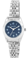 Relógio analógico feminino Alain Milner com movimento de quartzo de três ponteiros. Caixa em aço inoxidável de 27 mm com vidro mineral resistente. Pulseira de elos em aço inoxidável com fecho dobrável. Mostrador azul com numerais arábicos e indicação de data. Marca: Alain Milner.