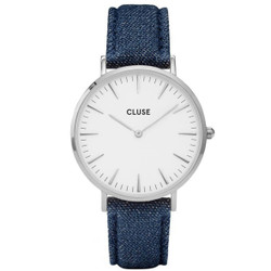 Relógio analógico Cluse modelo CL18229 para Mulher. Caixa em aço inoxidável prateada de 38 mm, espessura 7 mm. Mostrador branco com vidro mineral e movimento de quartzo. Bracelete em pele azul denim com 18 mm de largura e fecho de fivela. Resistência à água 3 ATM (30 m). Garantia de 2 anos. Marca: Cluse.