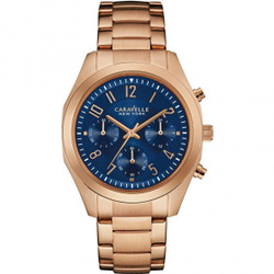 Relógio quartz Caravelle New Tork com movimento Miyota. Caixa em aço inoxidável de 37 mm com vidro mineral. Mostrador analógico azul e bracelete em aço inoxidável cor rosa-dourado. Resistência à água: 3 ATM. Inclui caixa e documentação. Garantia de 2 anos. Marca: Caravelle New Tork.